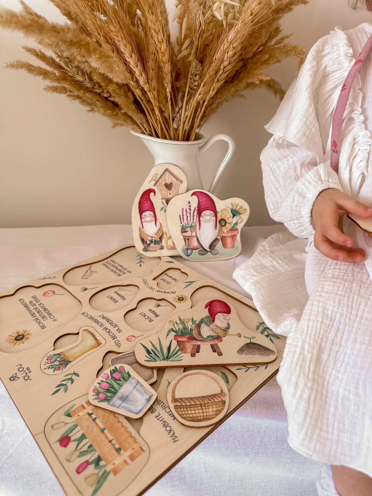 картинка Познавательный пазл «Весенние радости» из серии Истории умных гномов от магазина JOUJOU